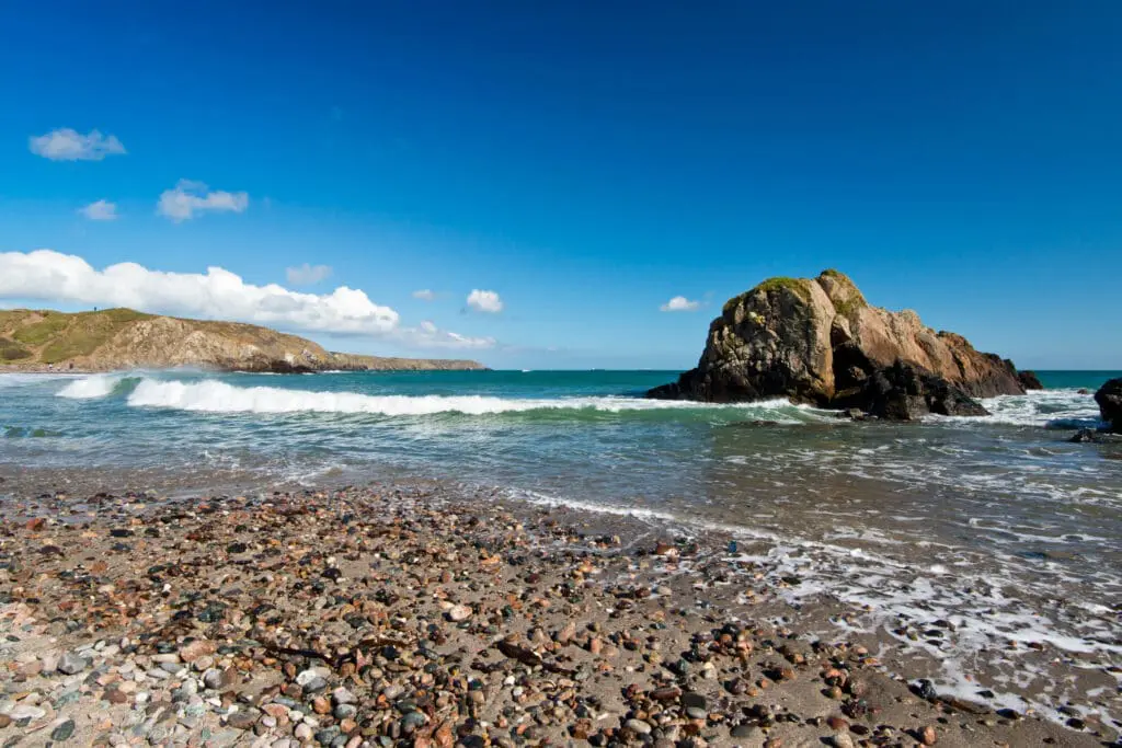 the,rugged,beach,at,kennack,sands,on,the,lizard,peninsula